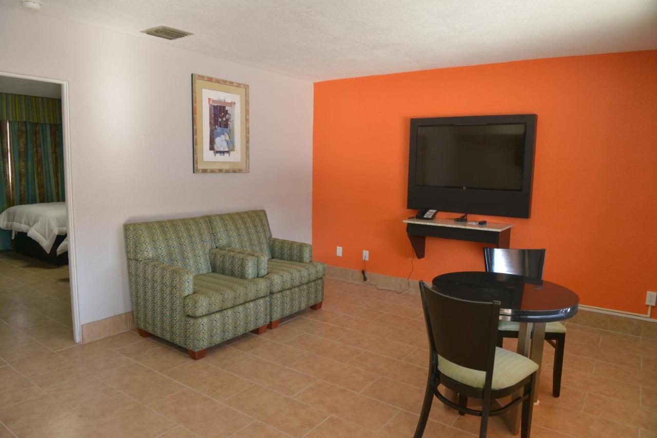 Rodeway Inn & Suites Winter Haven Chain Of Lakes Esterno foto